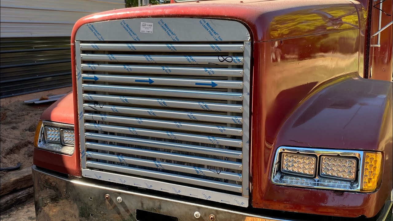 New Grill for the Freightliner FLD 120 RANEYS TRUCK PARTS