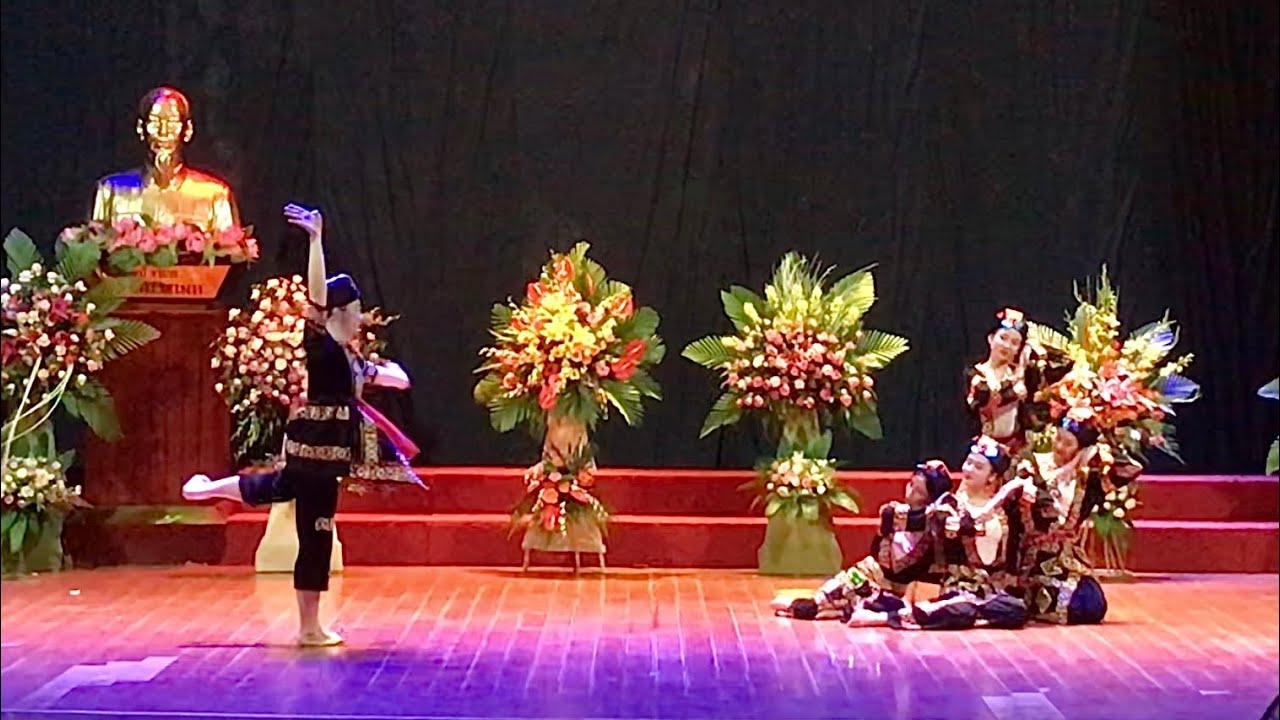 Múa dân tộc Lô Lô - Lớp BĐM4 - trường Đại Học Văn hoá Hà Nội