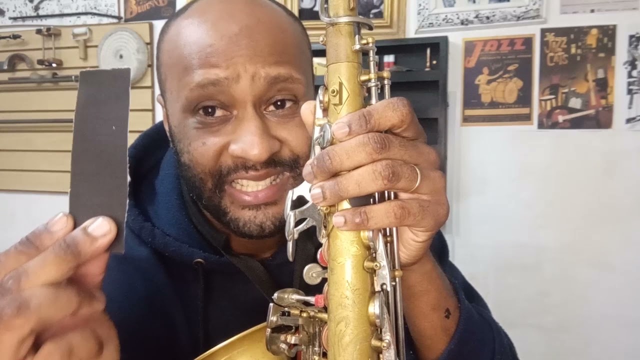Sol# e Dò# grave do saxofone colando.