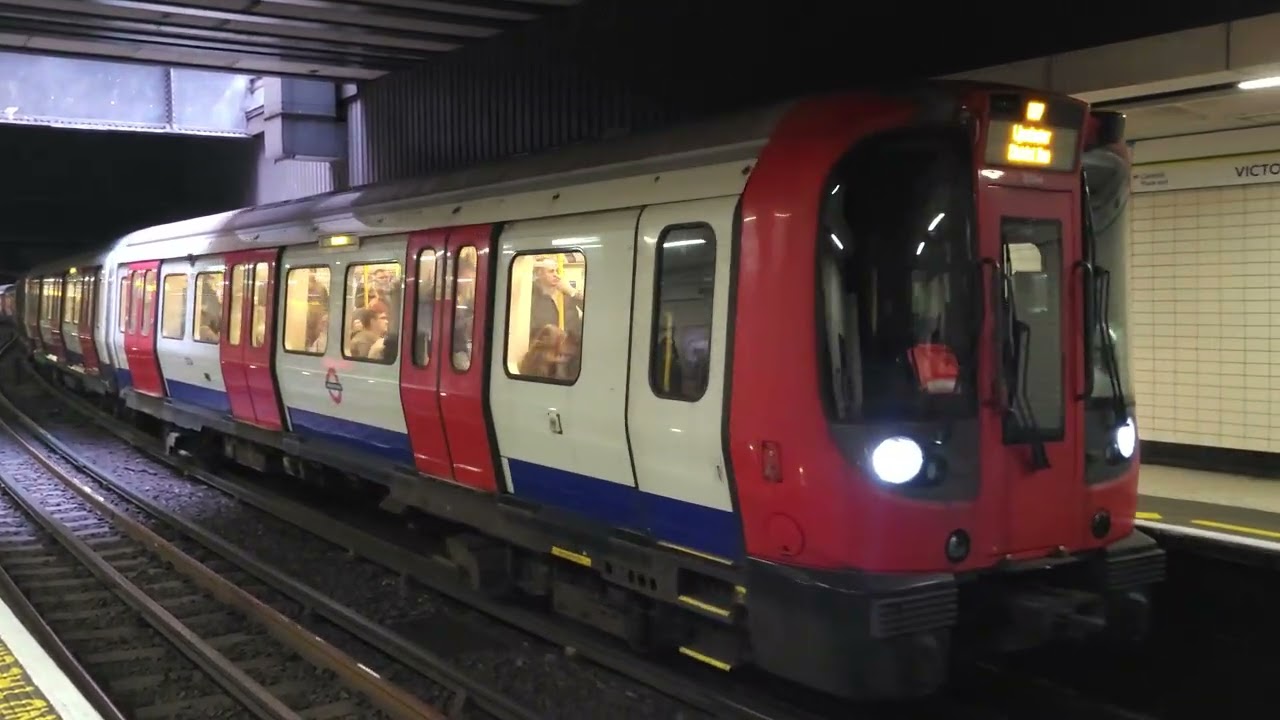 District line (S-Stock) Arriving at Victoria 18/01/26 (4K)