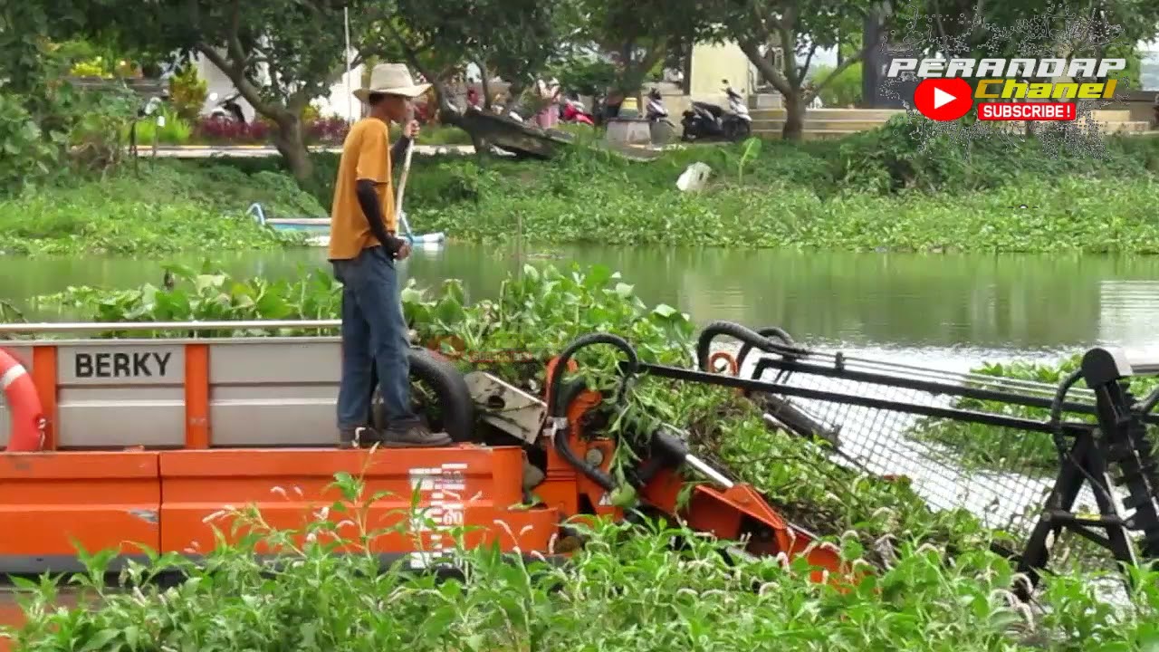 Alat pembersih eceng gondok yang digunakan di bendungan batujai