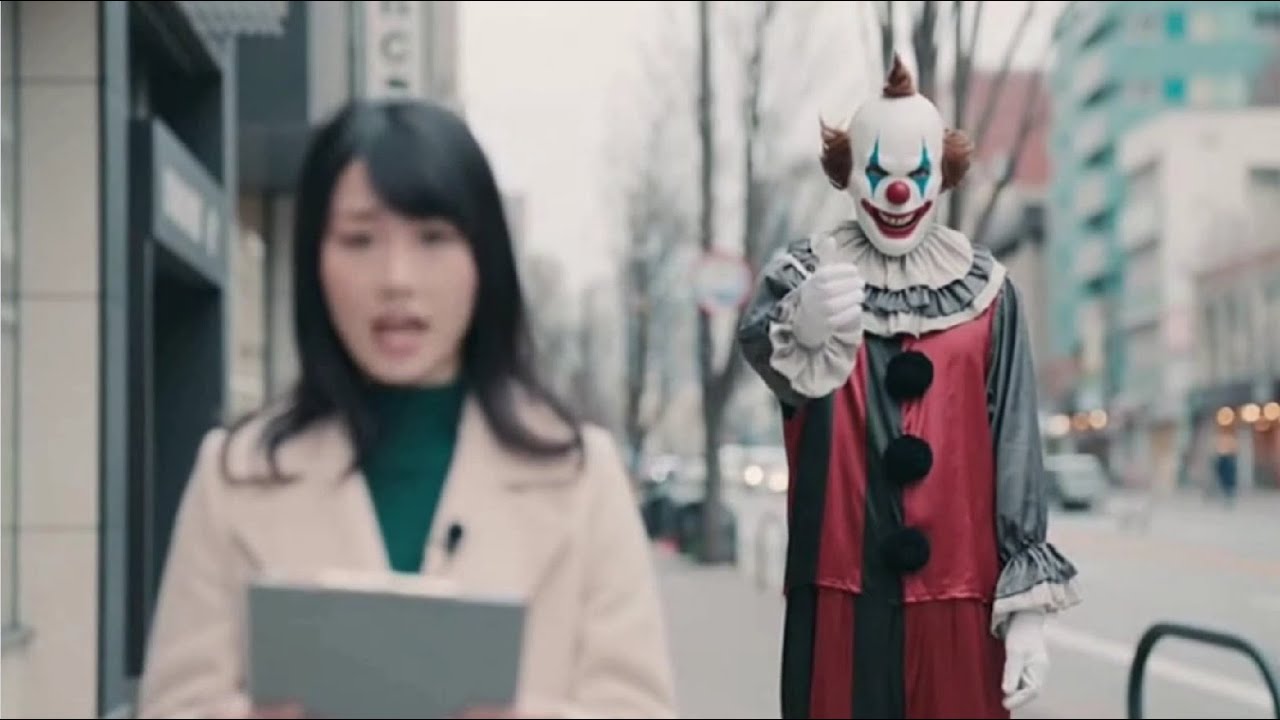 アナウンサーがピエロに洗脳される