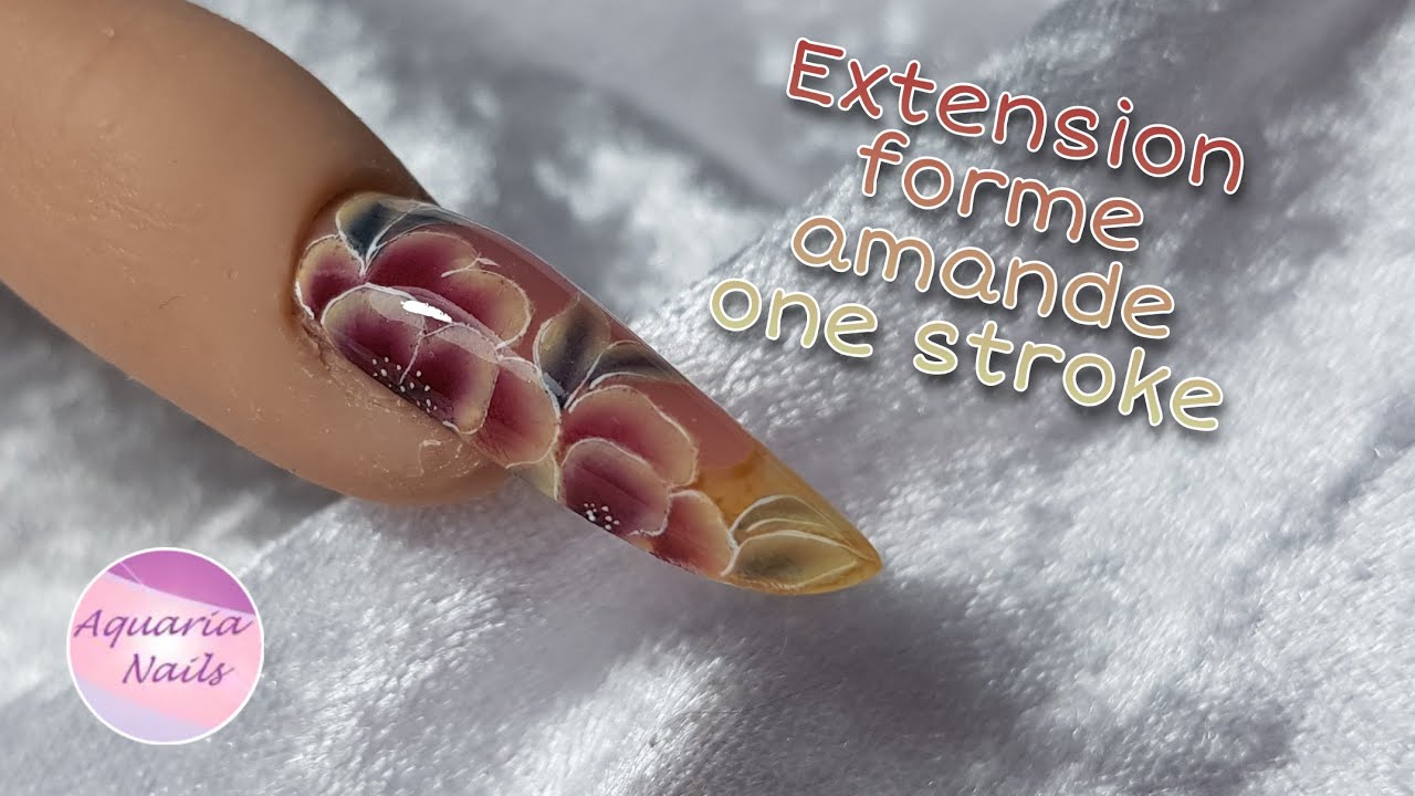 Extension ongle sur chablon forme amande design one stroke