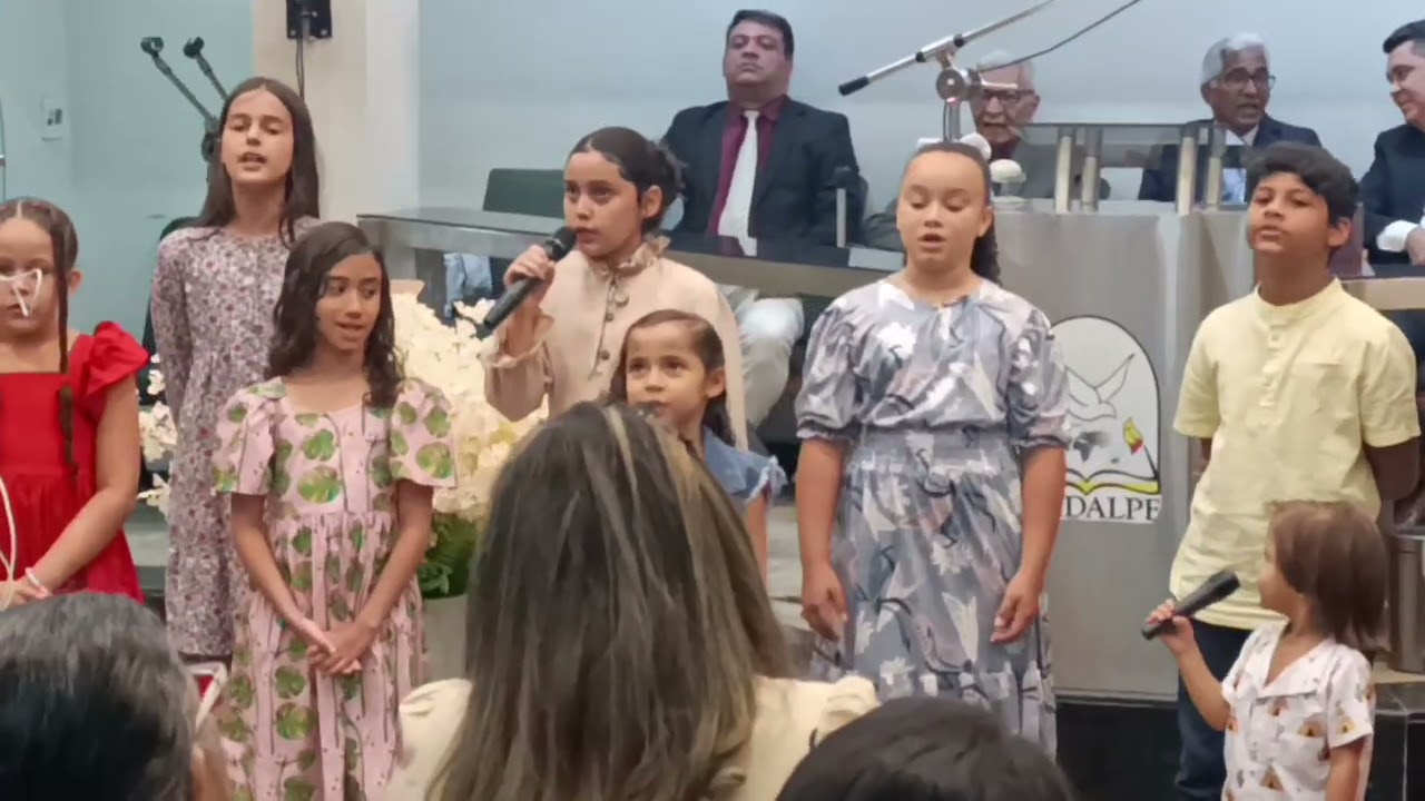 Cantora Débora nas crianças 