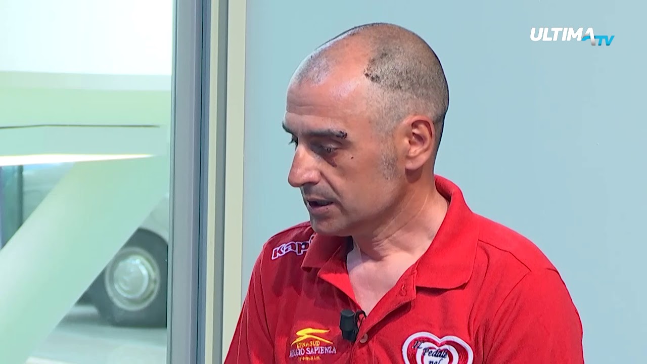 Lite in strada: un automobilista aggredisce un ciclista