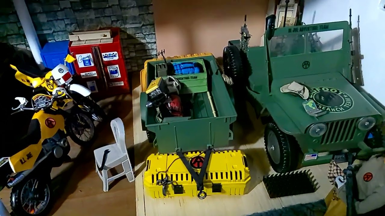 Диорама с фигурками GI Joe в масштабе 1/6 и комната коллекционирования VHS-кассет, пластинок, ком...