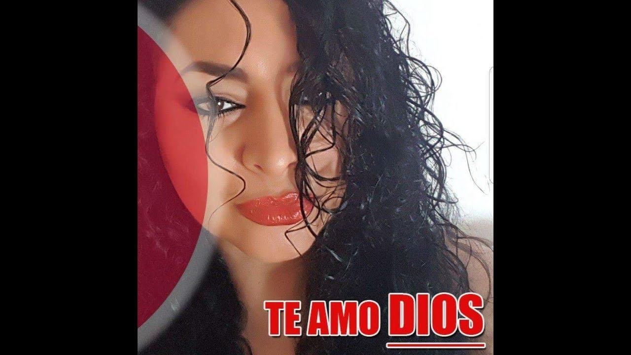 Genara Cortes de la Voz cantando una alabanza 