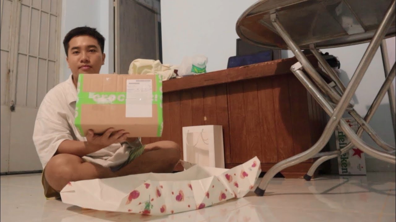 Unboxing qu&agrave; tốt nghiệp nyc tặng v&agrave; hướng dẫn c&aacute;ch x&eacute; tag h&agrave;ng hiệu m&agrave; kh&ocirc;ng r&aacute;ch :)