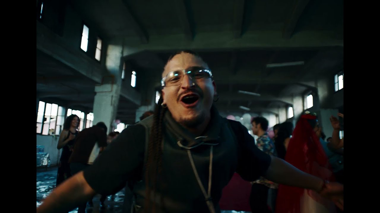Santaferia Ft. Sara Hebe - PIOLA (Video Oficial)