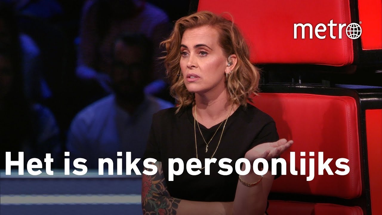 Anouk bloedchagrijnig door gedraaide stoel Ali B in The voice of Holland