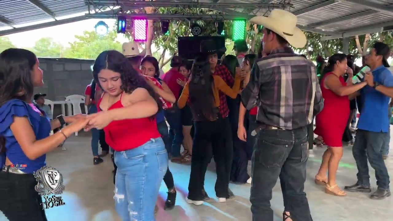 Que calor pero eso no detiene a estas lindas muchachas baile suelto para que ventile el aire