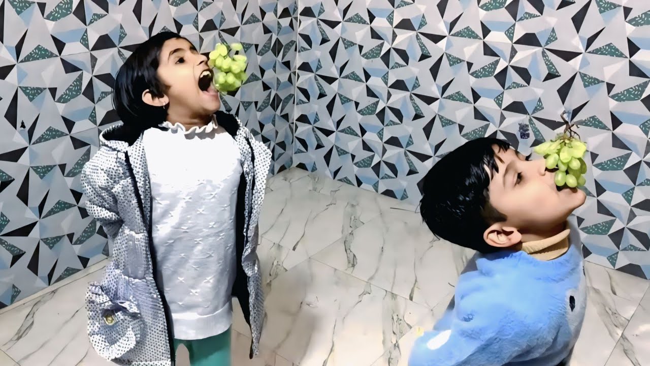 Boy vs Girl 🍇 बिना हाथ के अंगूर खाने का Challenge 😱 Who Will Win? 🏆 