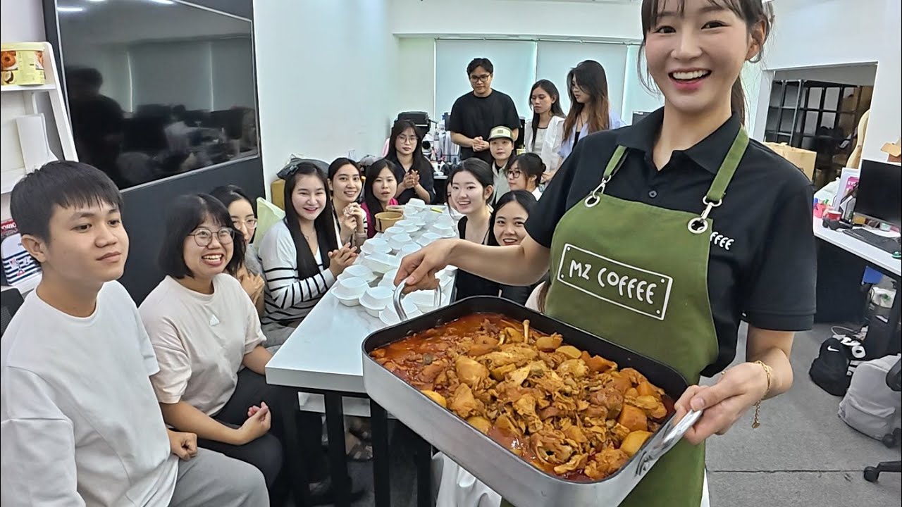 한국 닭볶음탕을 처음 먹어 본 베트남 직원들의 찐 반응! 20인분이 순삭...
