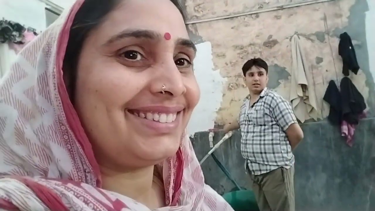 बांट दी पूरे गांव में सबने मिलजुल कर मिठाई  ब गुलाल🍰🍰🍰.