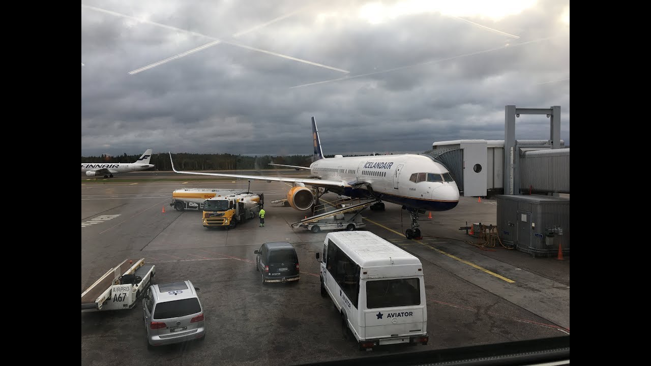 Iconic Icelandair 757-200 takeoff from Helsinki