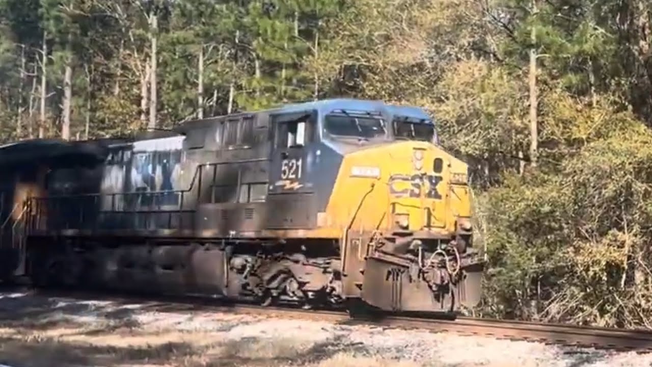 CSX L630 with Beauuutiful YN2 521 leading at Goshen Rd. near Rincon, GA
