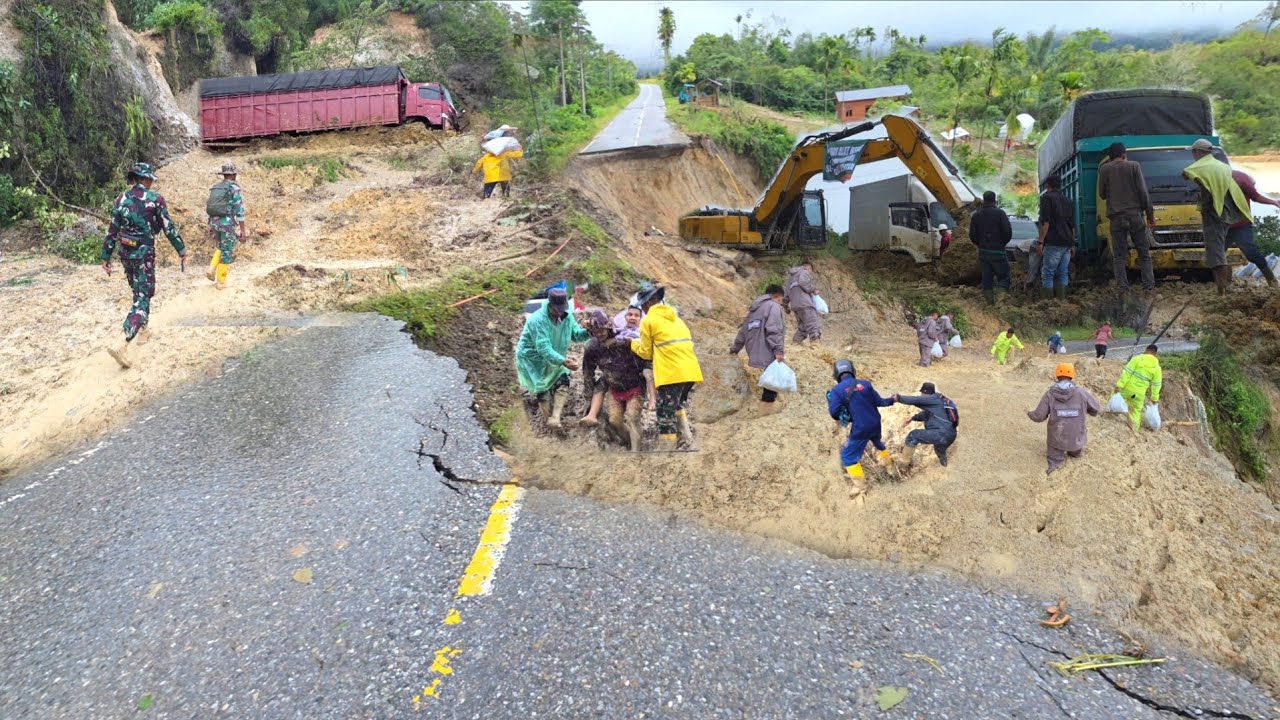 Batu Jomba Putus Total || Evakuasi Mobil Dan Truck Yang Diterjang Banjir Bandang Dan Longsor