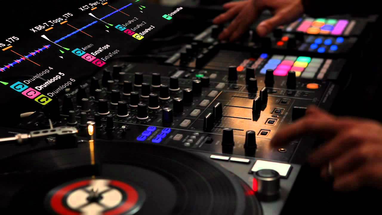 TRAKTOR KONTROL F1 - Launch Clips (Loops and One-Shots) | Native Instruments