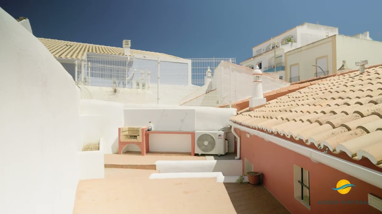 Casa Renovada no Centro de Lagoa