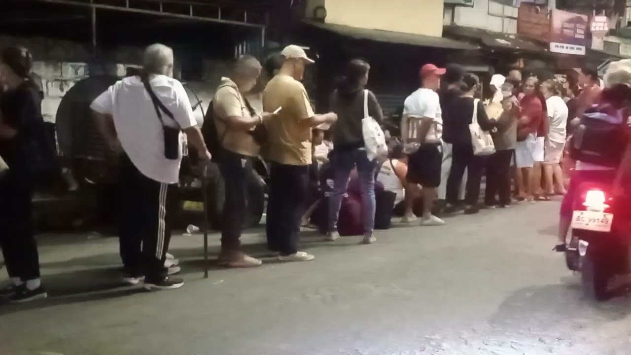 Ang haba ng pila, sa DSWD,  para humingi ng tulong , 