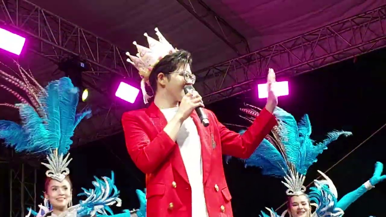 มีมุขฮามุขแซวของหนุ่มแว่นให้ขำตลอดกับคอนเสิร์ตเสิร์ตไรอัล กาจบัณฑิต งานวันเกิดบ้านจันทร์เอี่ยมนครปฐม