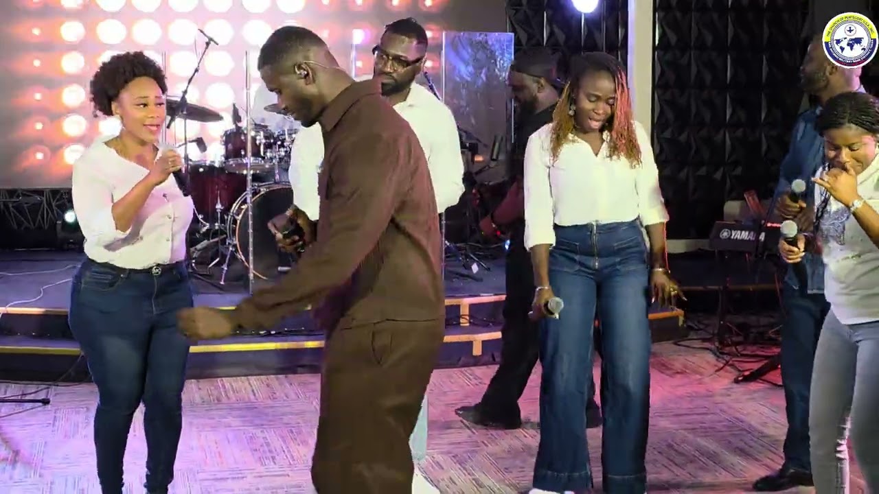 HOT PRAISES BY MINISTER DENNIS MENSAH DURING HIS LIVE RECORDING SESSION 