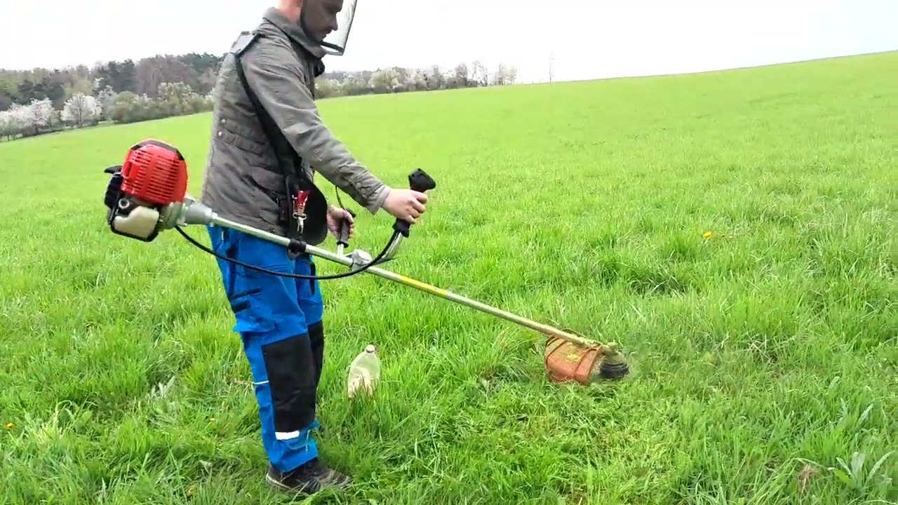 Sekání křovinořezem.