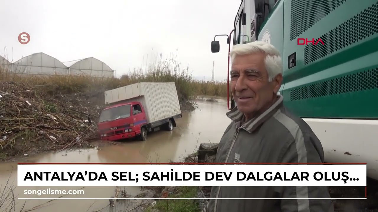 Antalya'da sel: sahilde dev dalgalar oluştu, yollar g&ouml;le d&ouml;nd&uuml;