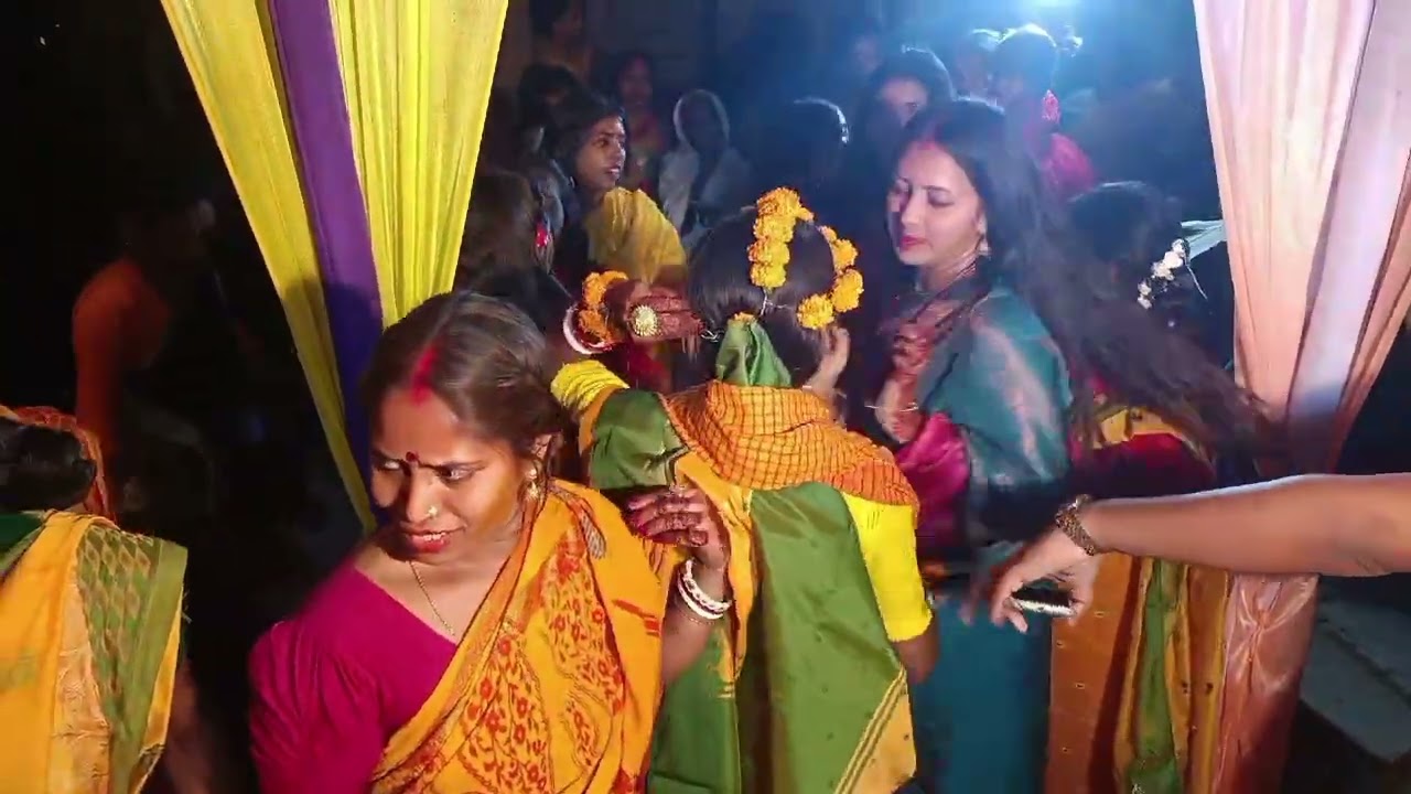 চোখ তুলে দেখনা কে এসেছে গান 