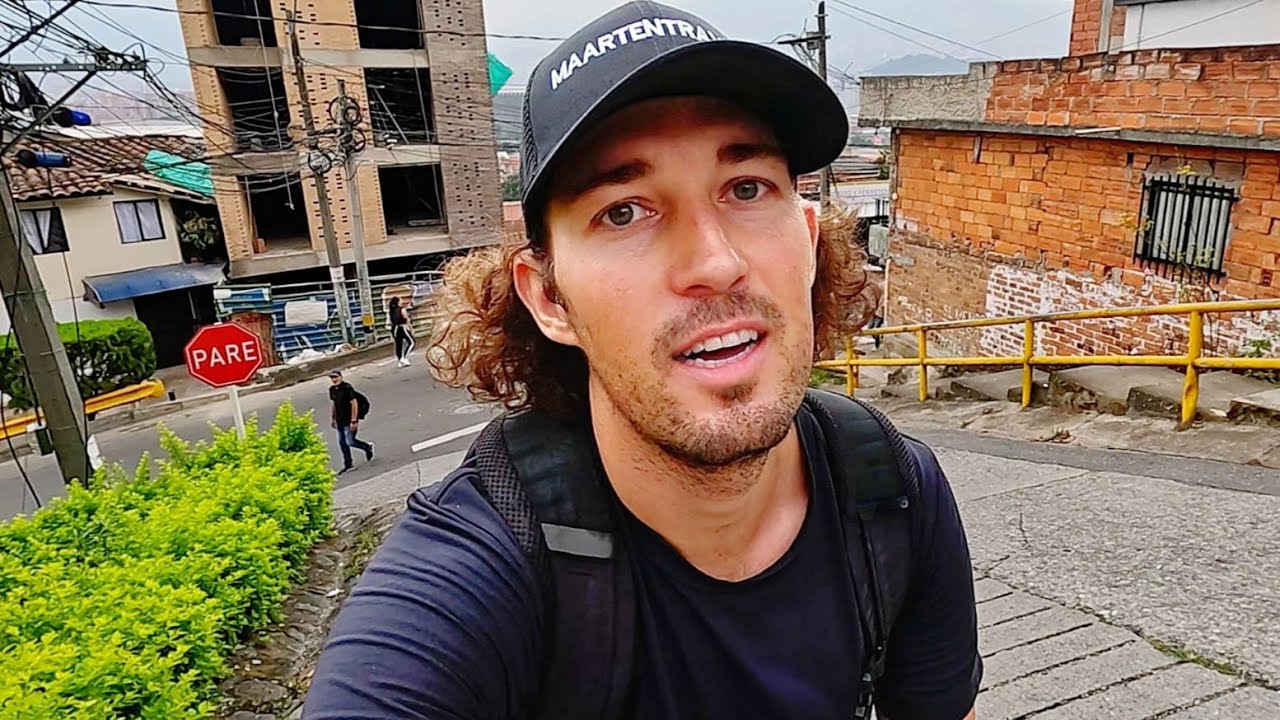 Walking without FEAR in Medellin, Colombia 🇨🇴