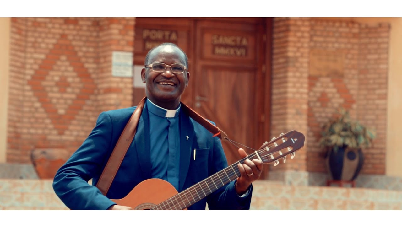 MWAMIKAZI W'ISI N'IJURU par Abb&eacute; Nyombayire Faustin