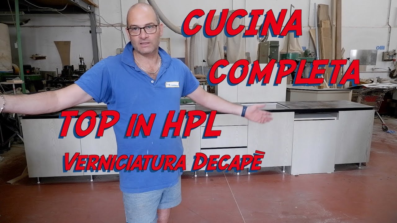 Costruzione di una cucina completa con top in HPL Antine in legno laccate a poro aperto e decapate.