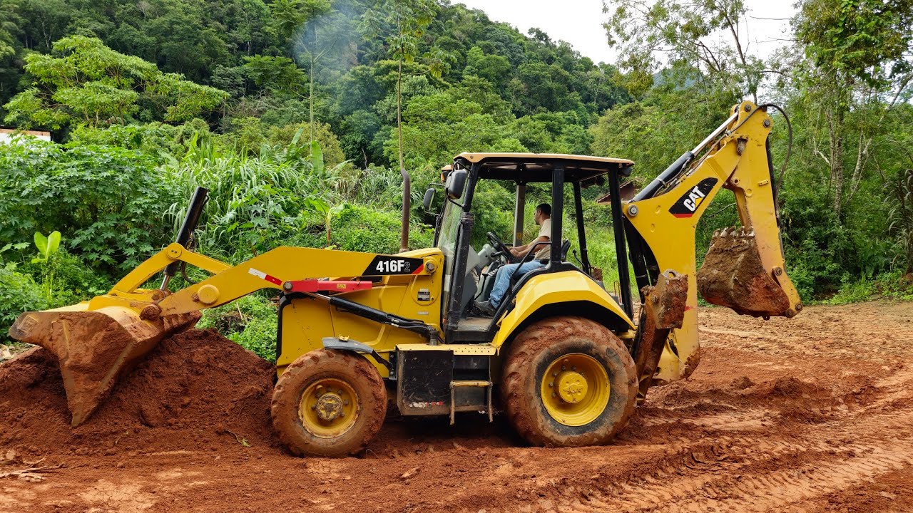 RETROESCAVADEIRA CAT 416F2 ACERTANDO MATERIAL. 