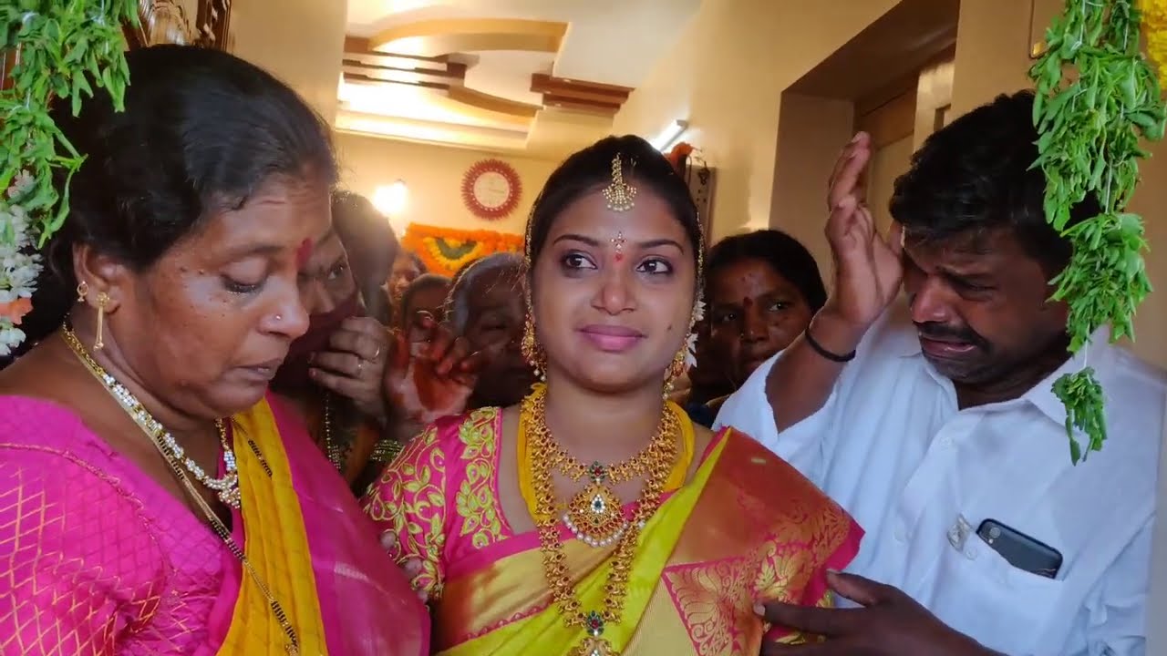 పెళ్ళిలో అప్పగింతలు. ఈ సన్నివేశం ఎంత బాదాకరమో ప్రతి ఒక్కరికీ కళ్ళనీళ్ళు రావలసిందే..!
