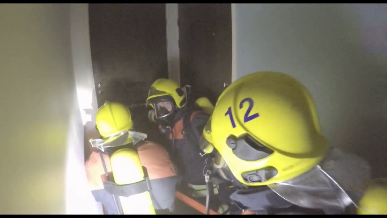 Palokunta. Sammustushyökkäyksen palavaan asuntoon koiranluukun kautta. Firefighters. Apatment fire.