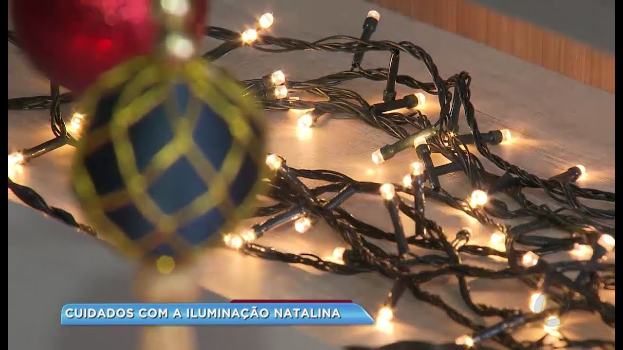 Cuidado na hora de instalar pisca-pisca na árvore de Natal