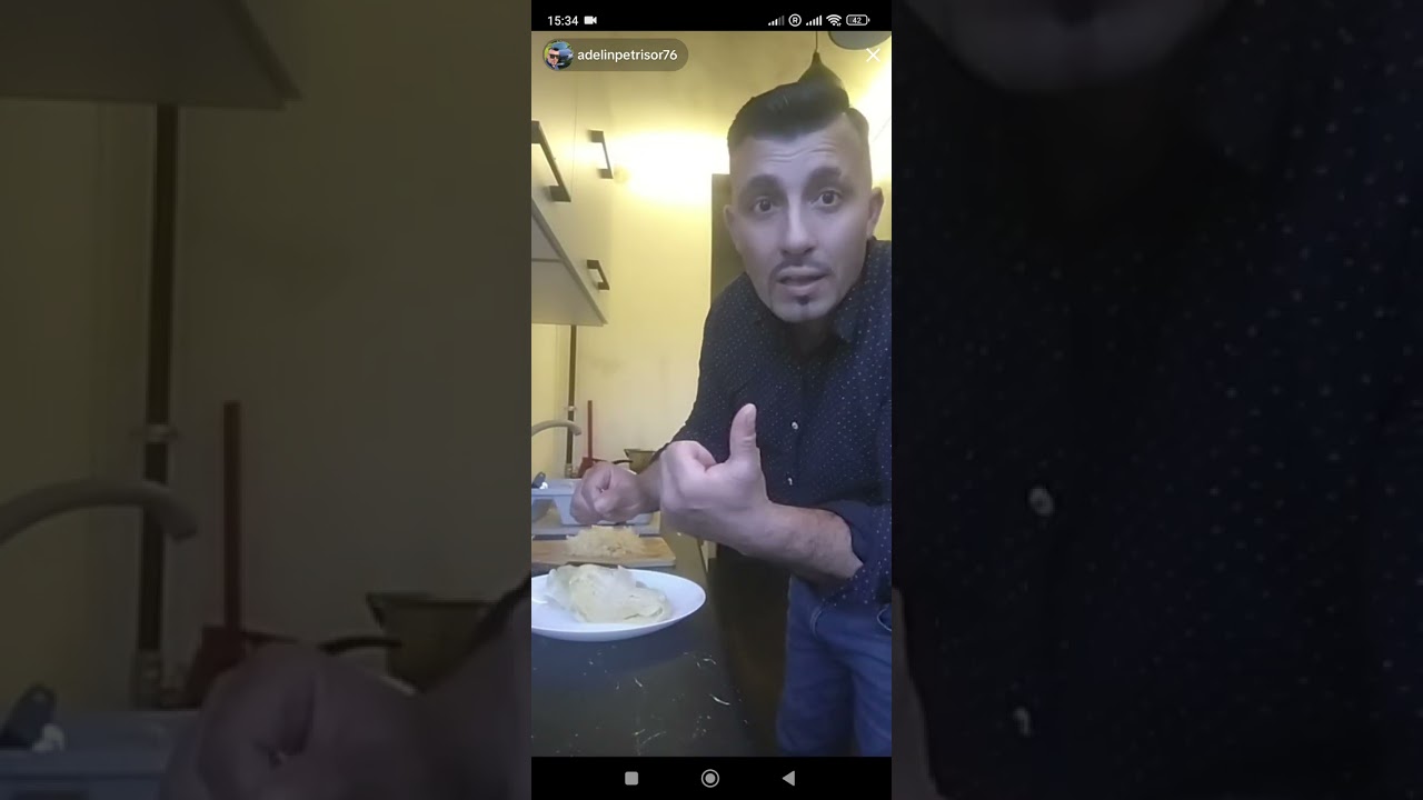 Adelin Petrișor (Adelin face sarmale puternic dezvoltate cu creatina și primește colindătorii)🙃🙃
