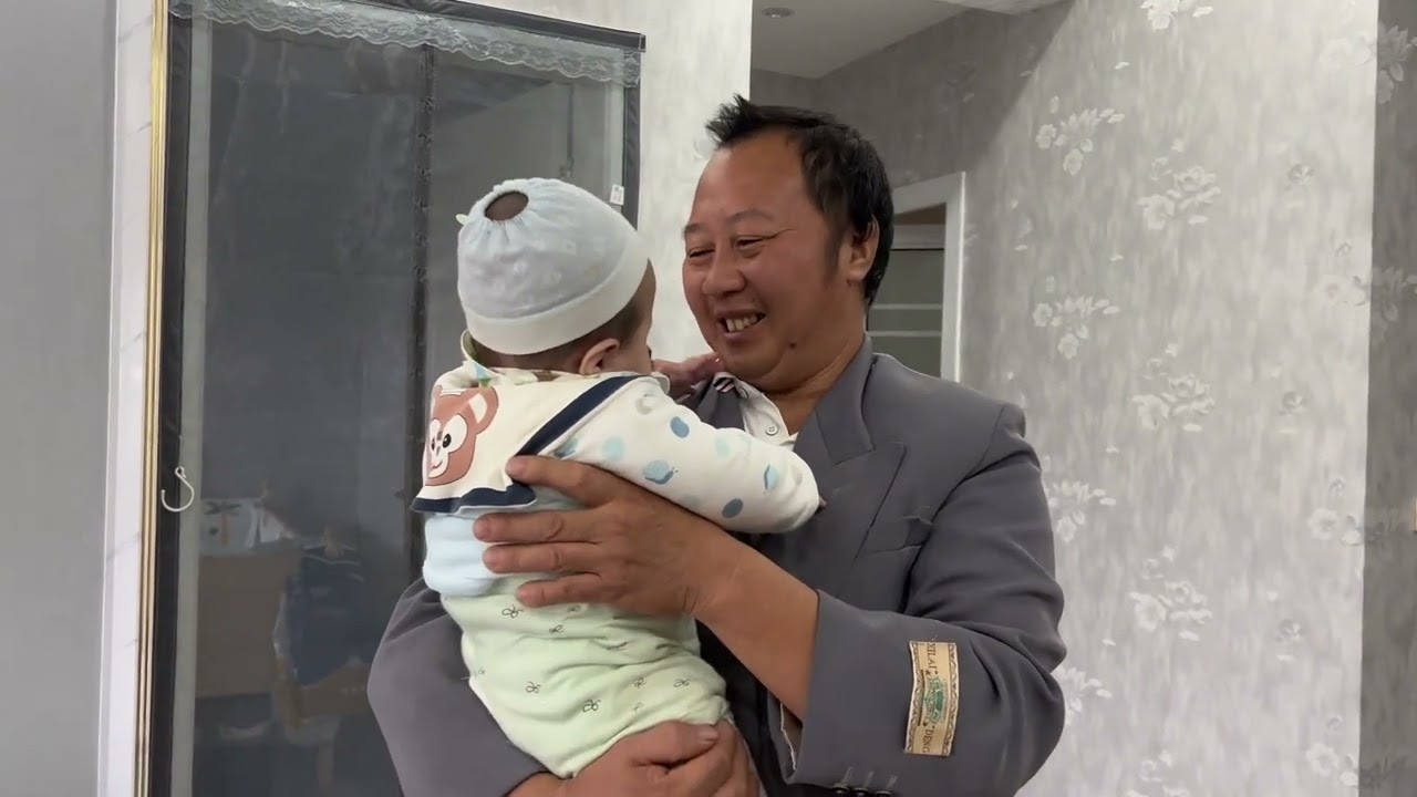 今天殷二穿了一件二十多年前的西装，叫他拿去扔了，他还舍不得扔，他说这是他的泥泞儿#记录真实生活 #夫妻日常
