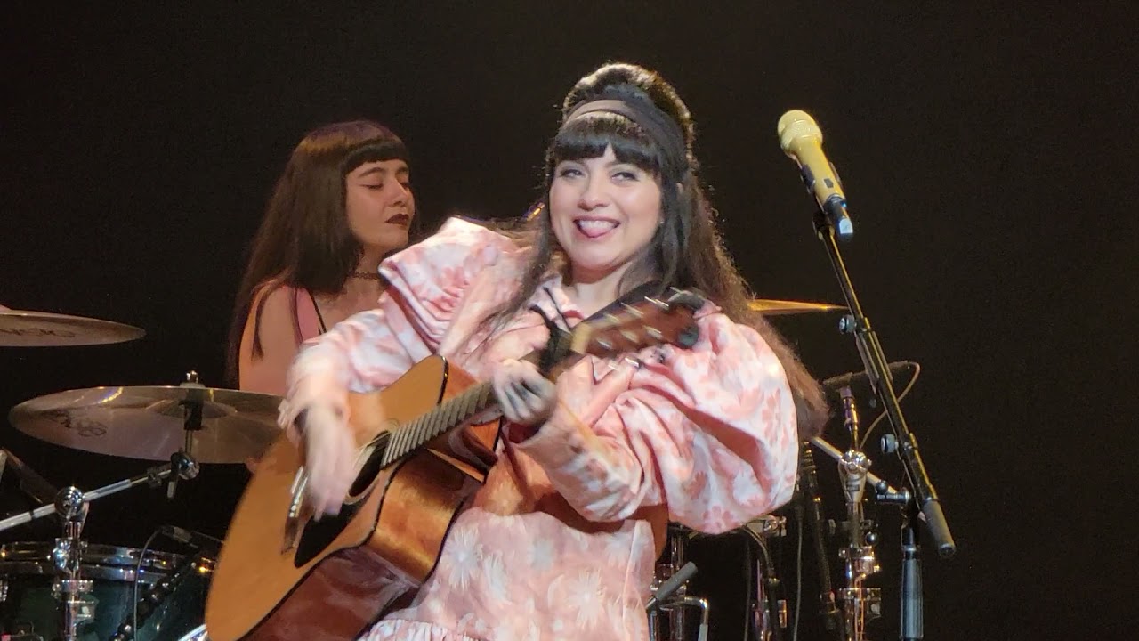 Algo Es Mejor - Mon Laferte Live