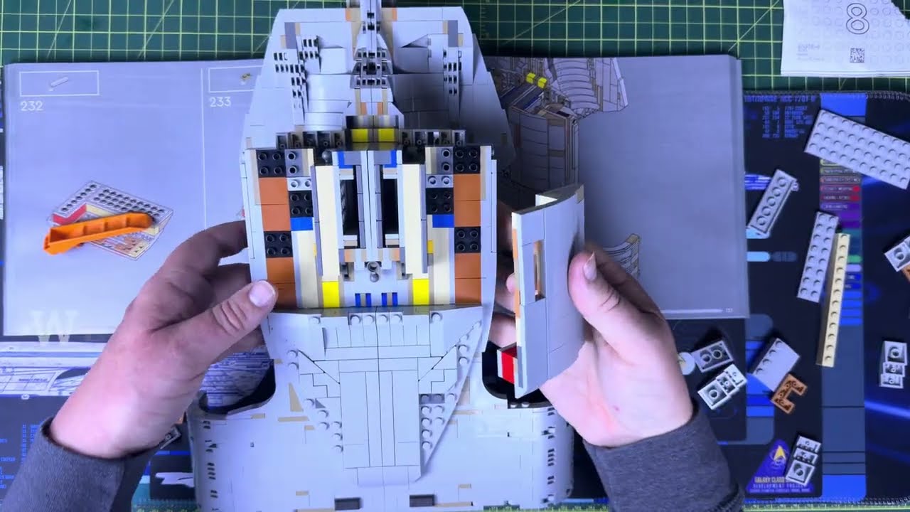 Процесс сборки модели LEGO Enterprise D из сериала «Звёздный путь», части 7, 8 и 9.