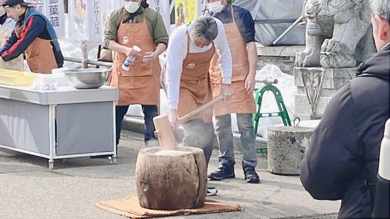 南砺ふくみつ雪あかり祭りで餅つき大会が