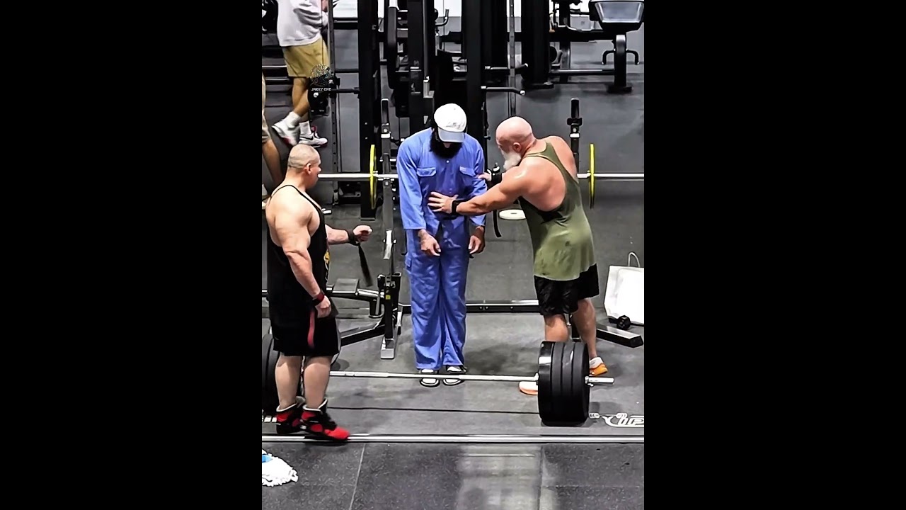 These two muscular guy think Anatoly is a robot #frank #anatolyprank #gym #gymmotivation #foryou