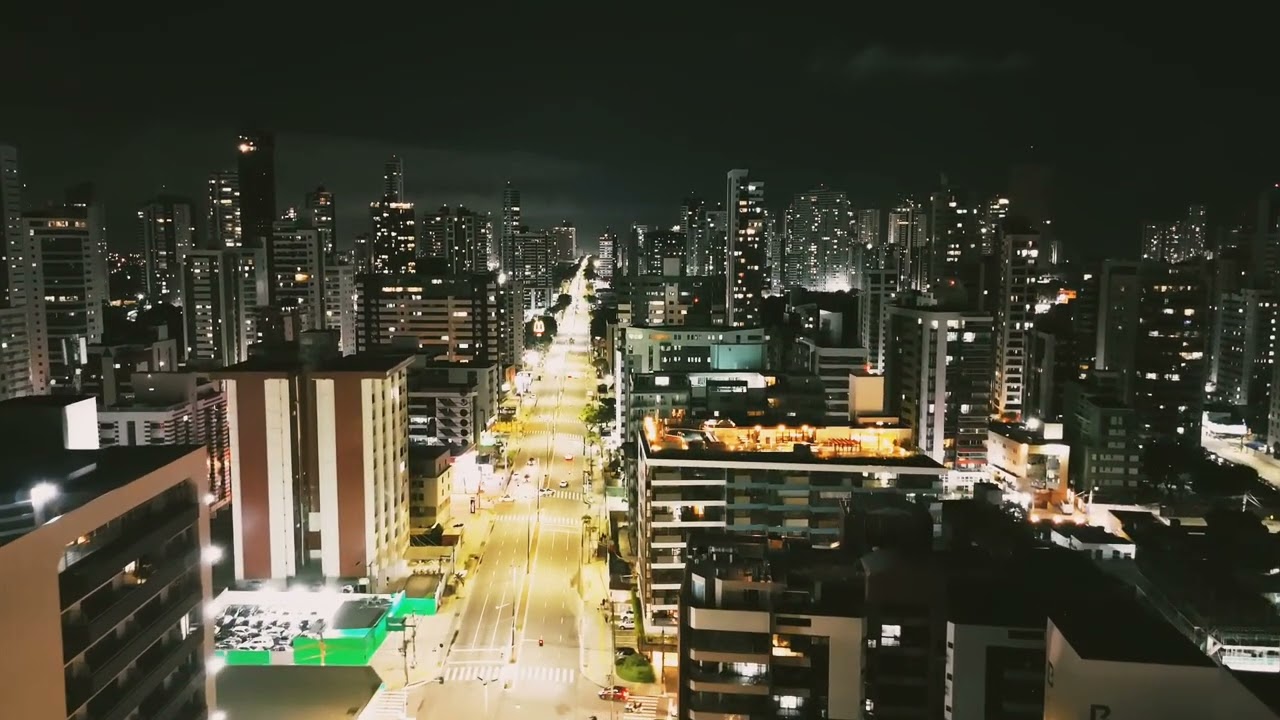JP-cidade vibrante e iluminada, com a beleza da orla marítima. As luzes da Avenida Epitácio Pessoa.