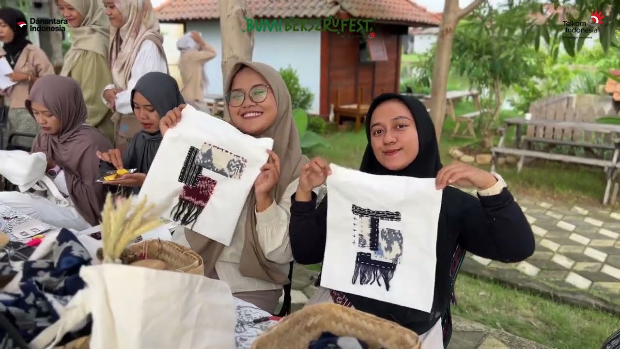 Dari Perca jadi karya - Tenun ikats bersama Telkom Bumi Berseru Fest 2025-Inovasi Eco Product-Jepara