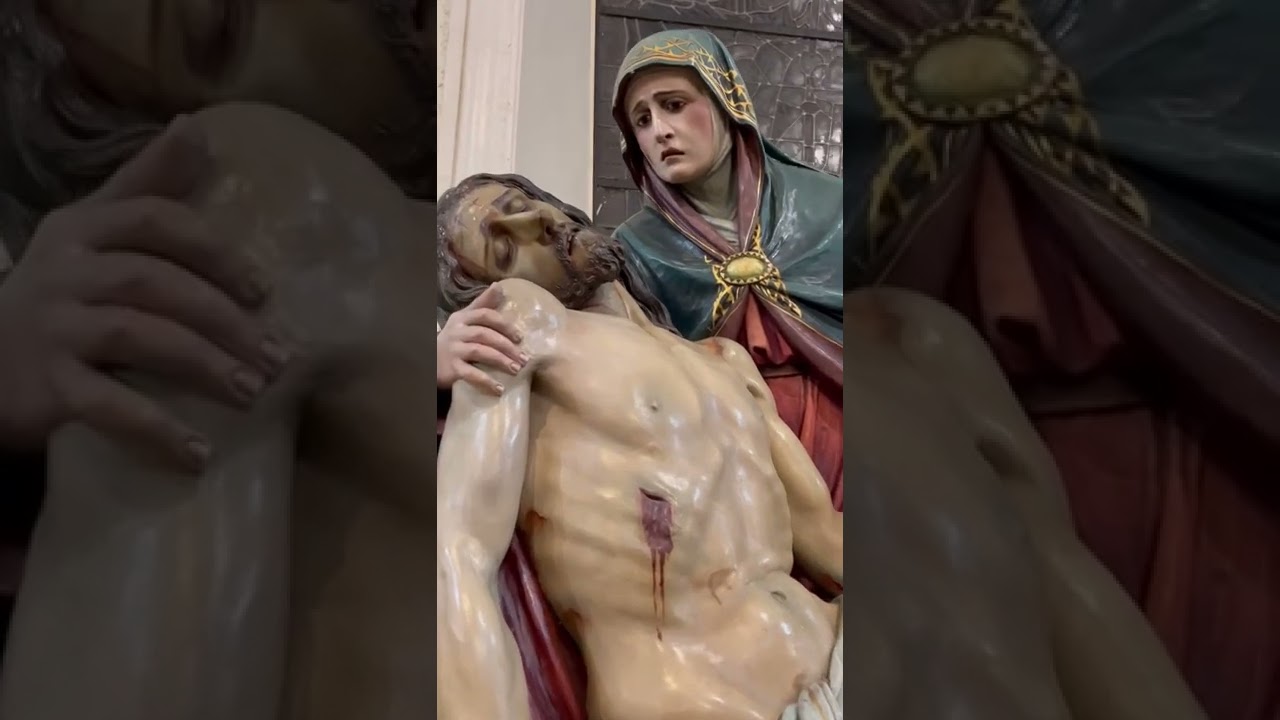 Mar&iacute;a Dolorosa recibe a su hijo Jes&uacute;s en sus brazos