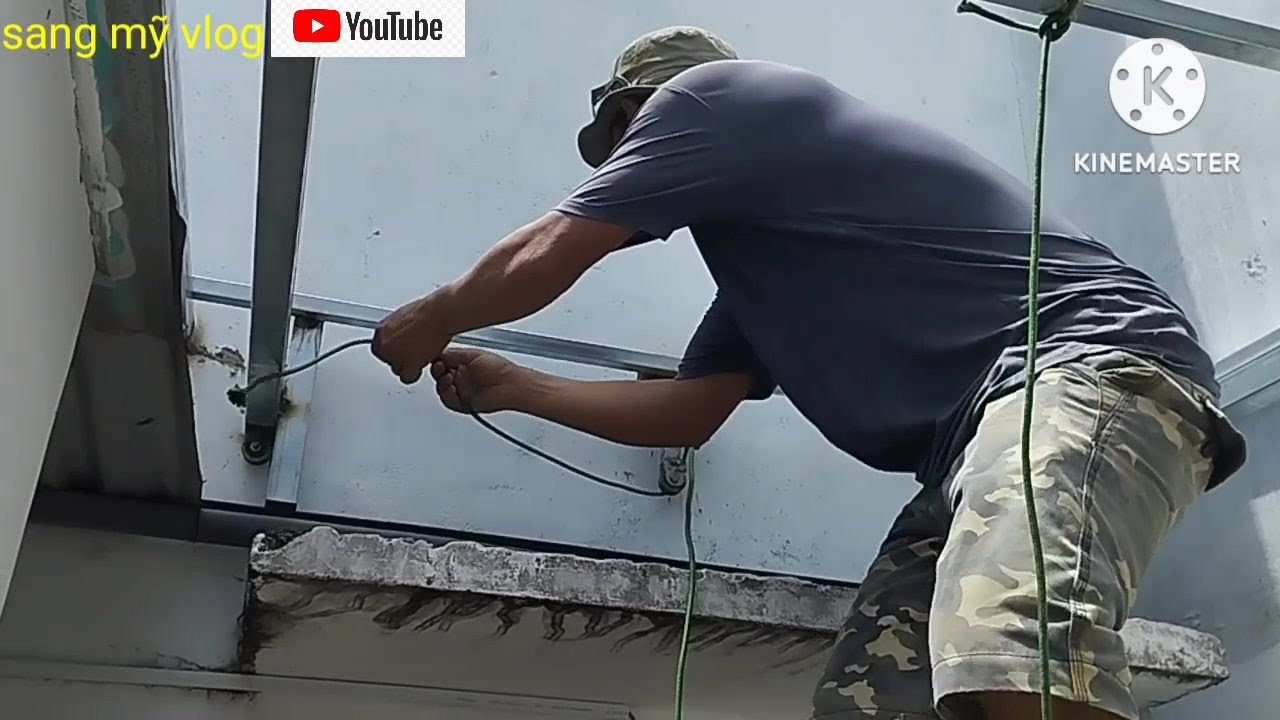 Làm mái tôn kéo dây lấy gió và ánh sáng giếng trời
