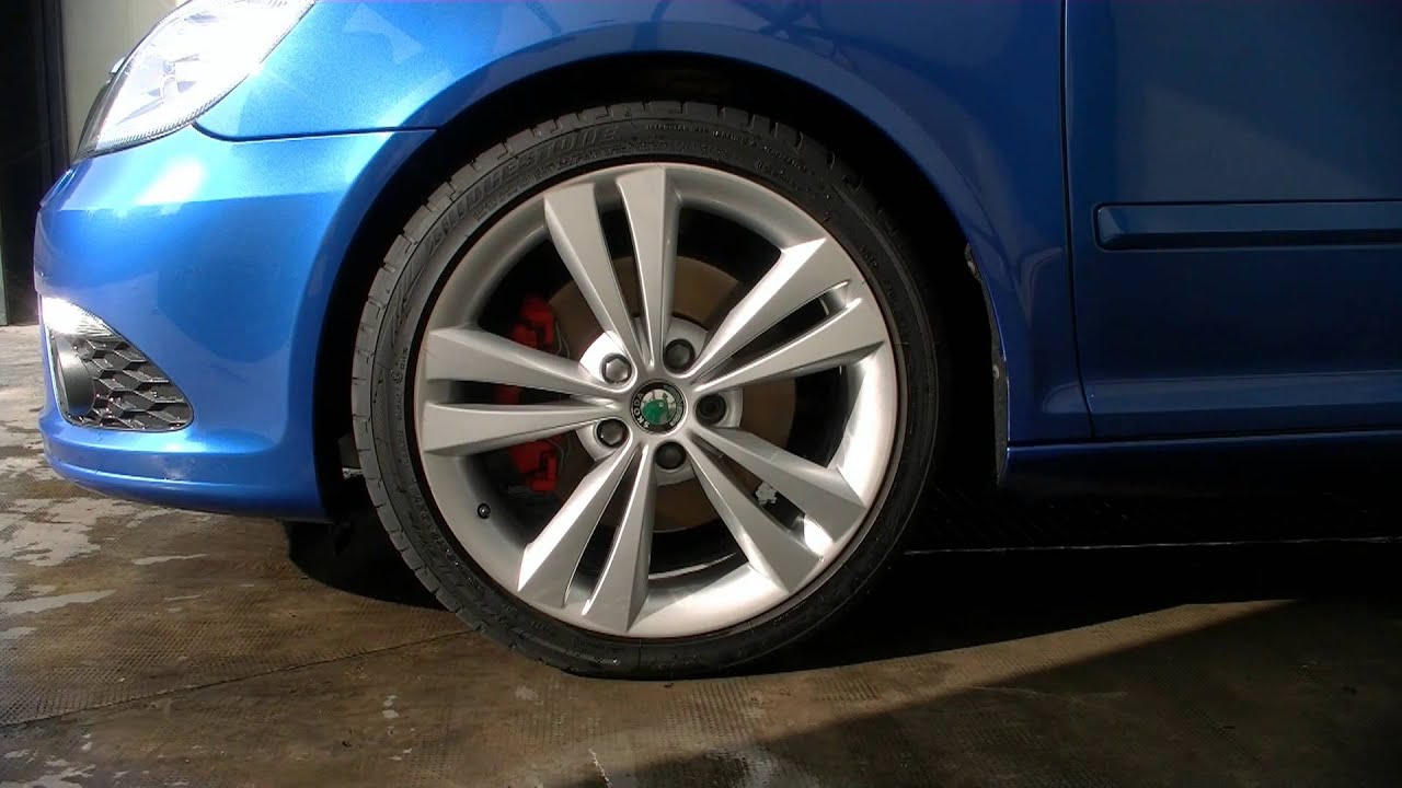 Detallado de neumáticos con Sislim PneuClean + Ebony www.maesaldetailer.es