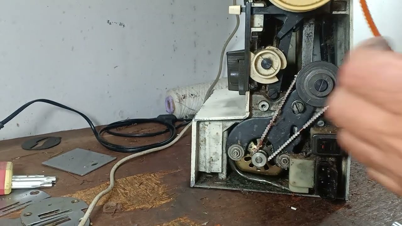 TOYOTA.6602..comment changer les   courroies de la machine à coudre