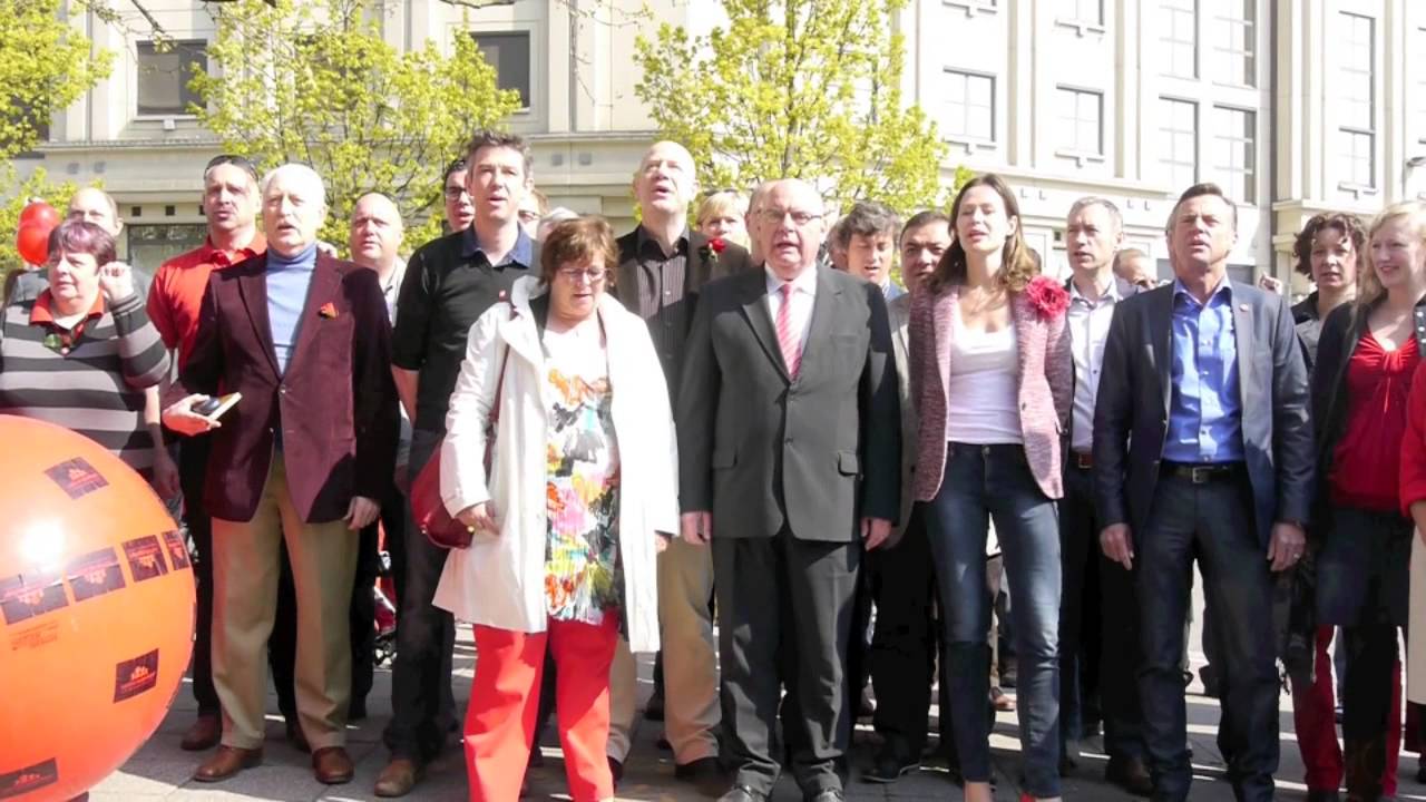 01/05/13 - 1 mei optocht Gent - SPA zingt de Internationale
