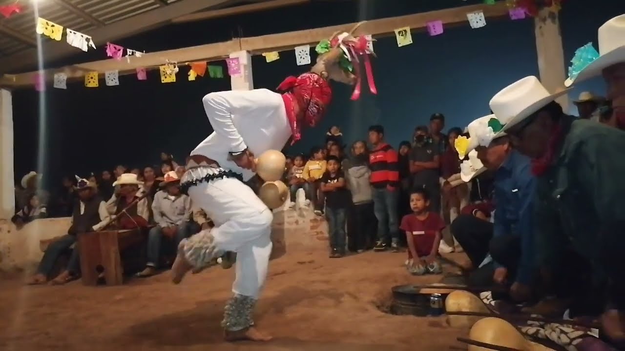 💒✝📿 Fiesta tradicional de la Santa Cruz en Buaysiacobe por la noche (Quema de “Castillo”) 🎆🎇✝